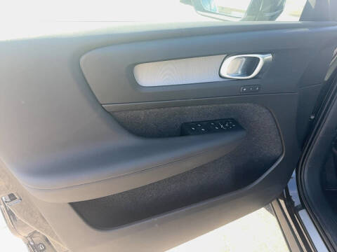 2025 Volvo XC40 B5 Core Bright Theme