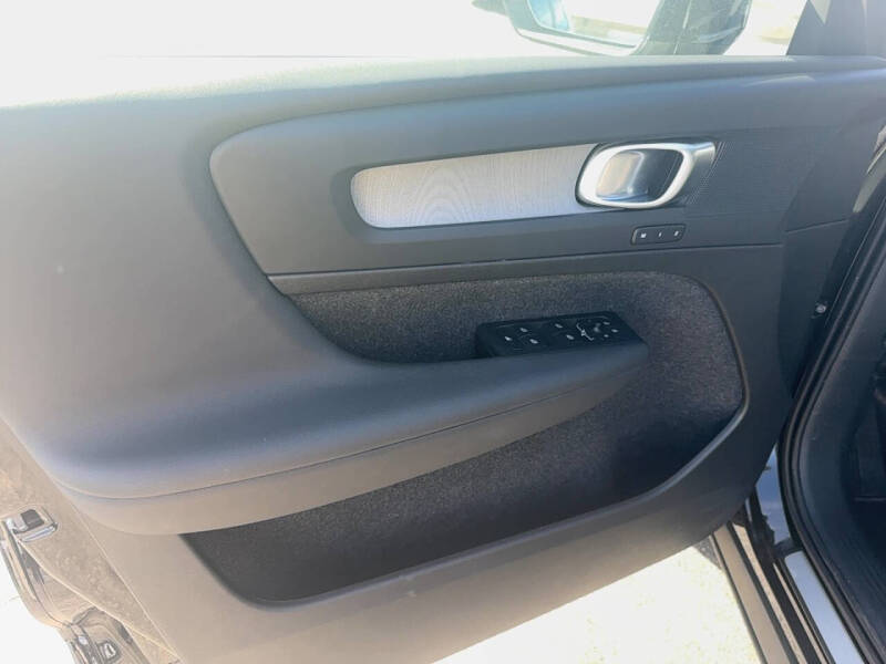 2025 Volvo XC40 B5 Core Bright Theme