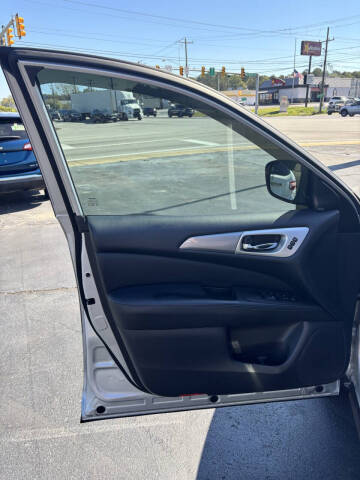 2017 Nissan Pathfinder SL