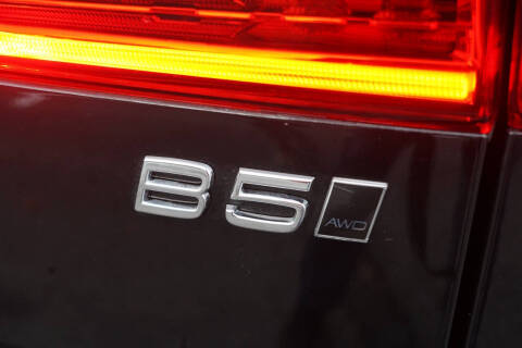 2025 Volvo XC60 B5 Plus Dark Theme