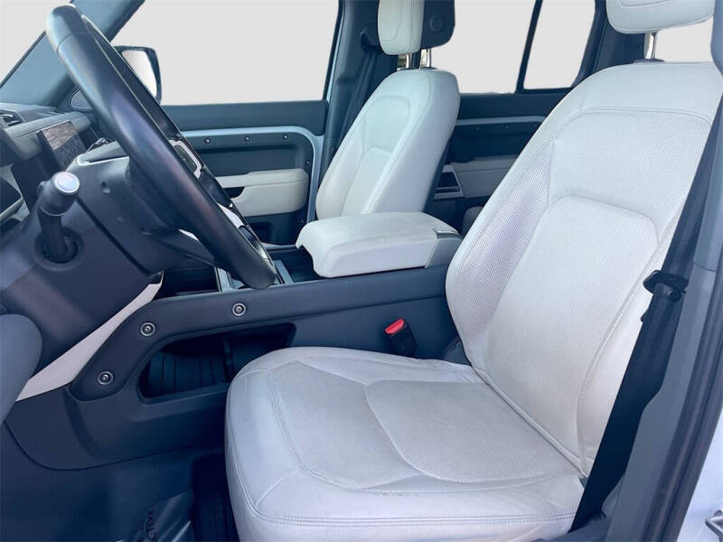 2023 Land Rover Defender 130 SE