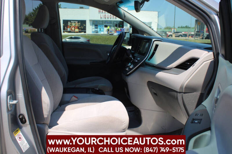 2017 Toyota Sienna LE 7-Passenger Auto Access Seat