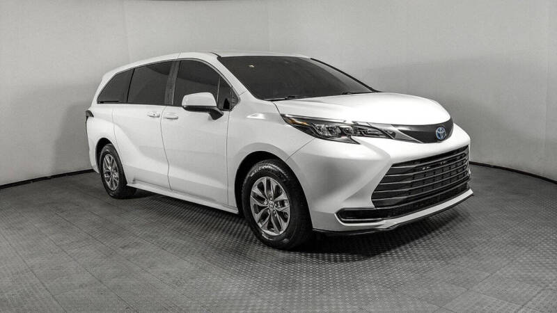 2024 Toyota Sienna LE 8-Passenger