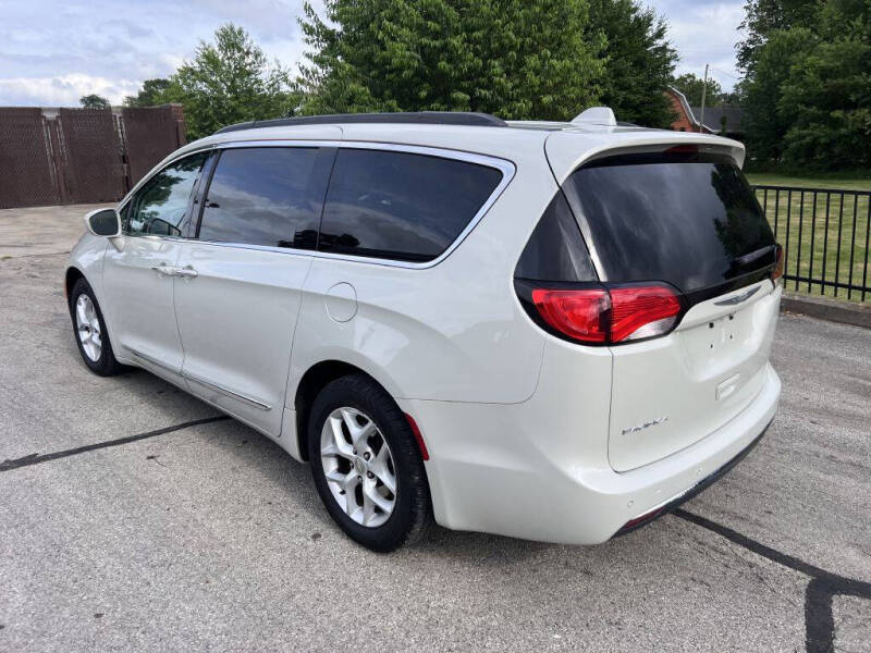 2017 Chrysler Pacifica Touring-L