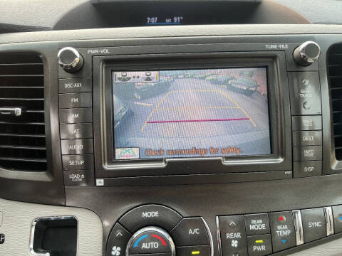 2011 Toyota Sienna XLE 7-Passenger Auto Access Seat