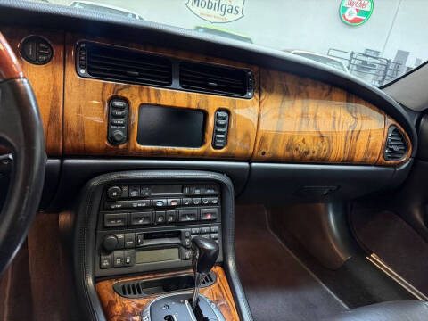 2005 Jaguar XKR