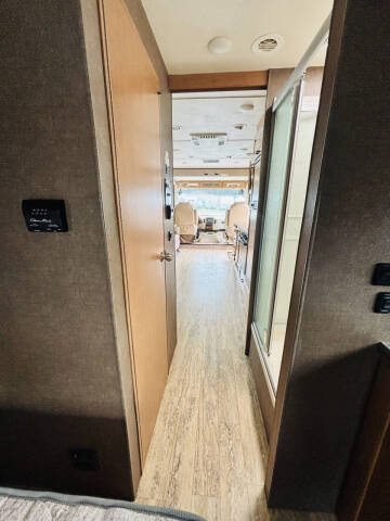 2017 Thor Motor Coach Hurricane 31S