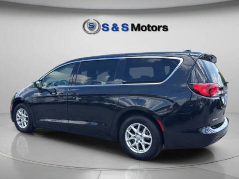 2020 Chrysler Voyager LX