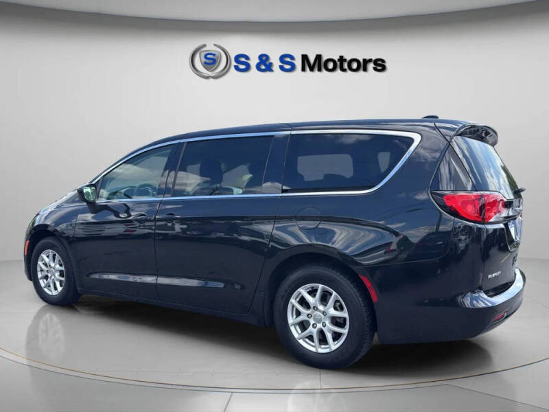 2020 Chrysler Voyager LX