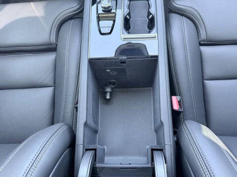 2025 Volvo XC90 T8 Ultra Bright Theme 6P