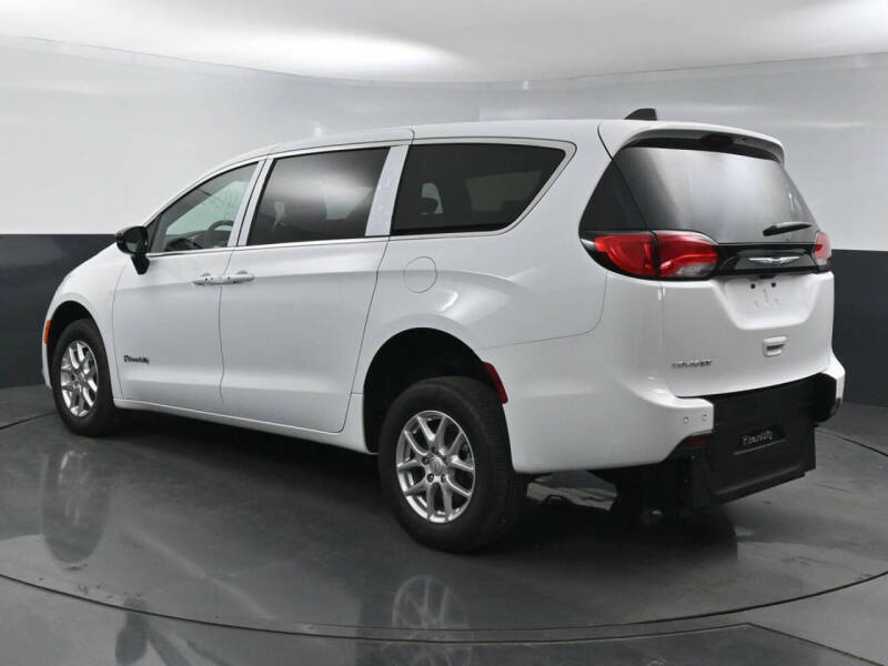 2025 Chrysler Voyager LX