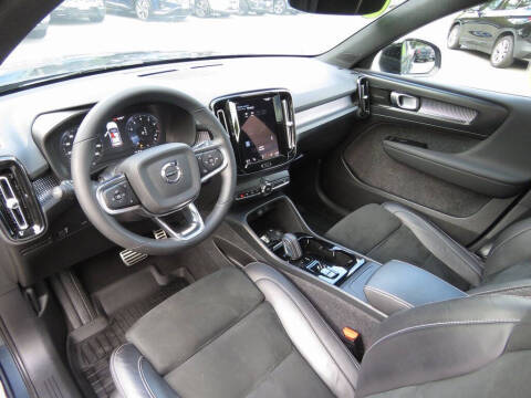 2022 Volvo XC40 T5 R-Design