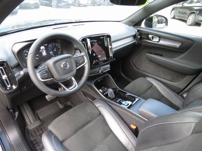 2022 Volvo XC40 T5 R-Design