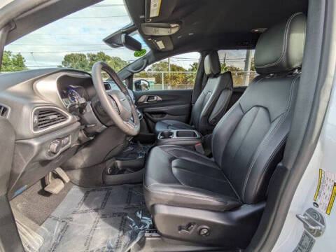 2025 Chrysler Voyager LX