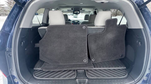 2020 Honda Pilot Touring w/Rear Captain's Chairs