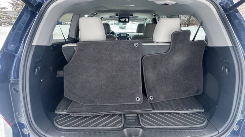 2020 Honda Pilot Touring w/Rear Captain's Chairs