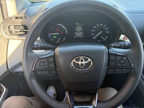 2022 Toyota Sienna LE 8-Passenger