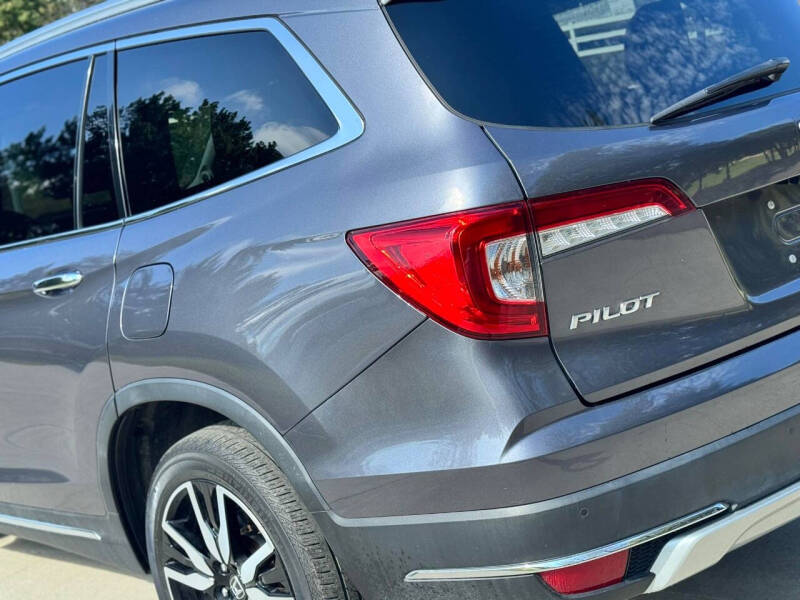 2022 Honda Pilot Touring w/Rear Captain's Chairs
