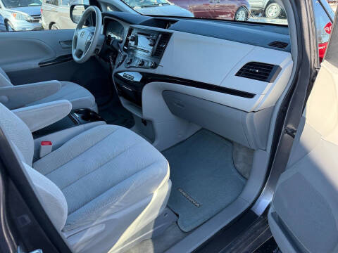 2012 Toyota Sienna LE 8-Passenger