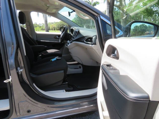 2022 Chrysler Voyager LX