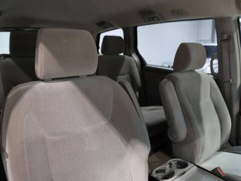 2004 Toyota Sienna LE 7 Passenger