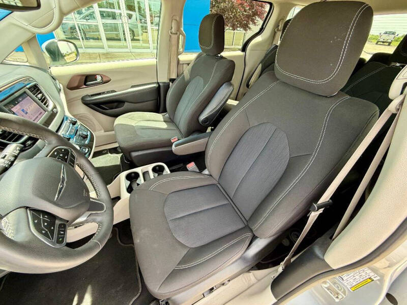 2023 Chrysler Voyager LX