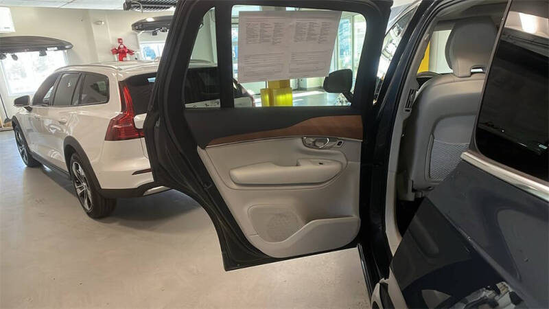 2022 Volvo XC90 T6 Momentum 7-Passenger