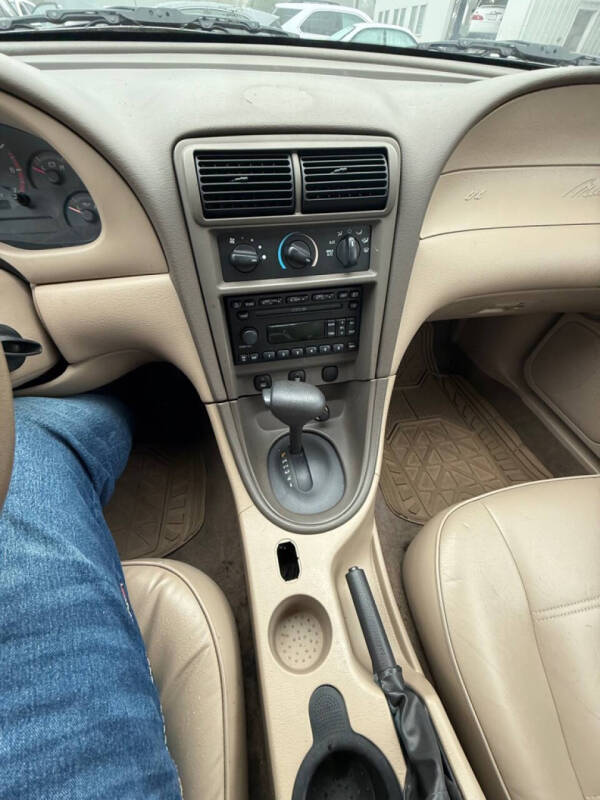 2004 Ford Mustang Deluxe