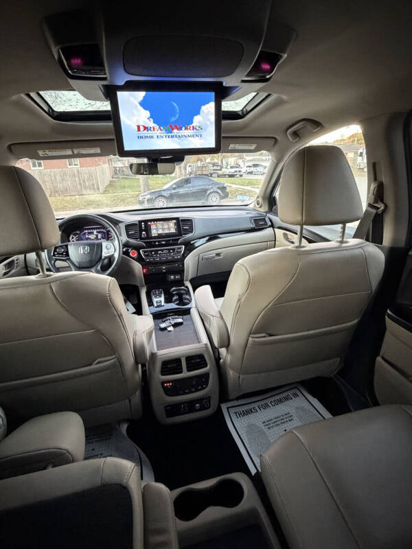 2021 Honda Pilot Touring w/Rear Captain's Chairs