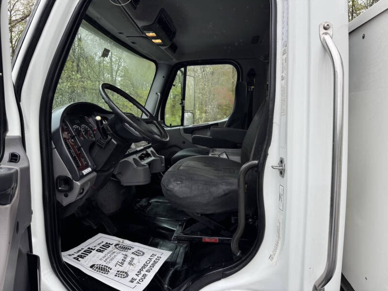 2011 Freightliner M2 106