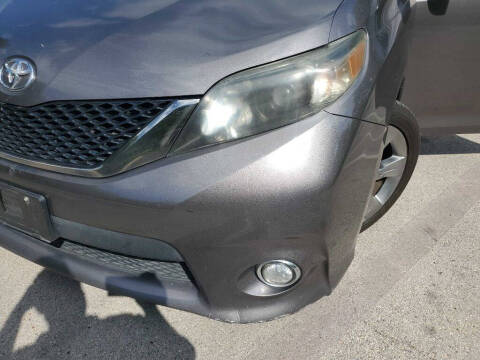2011 Toyota Sienna SE 8-Passenger