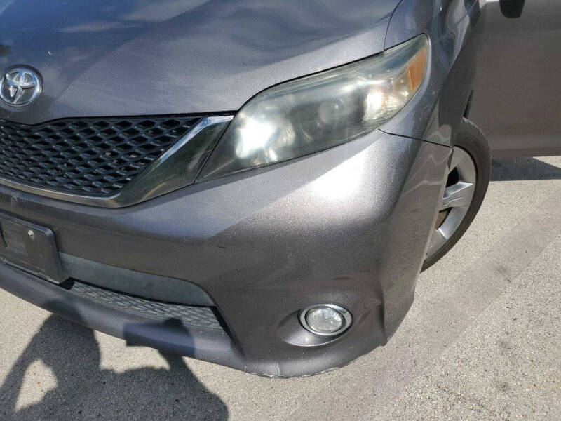2011 Toyota Sienna SE 8-Passenger