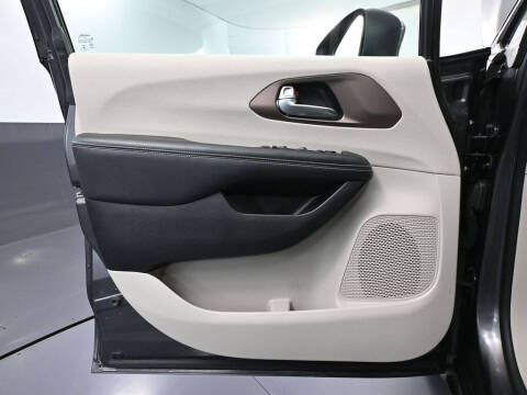 2022 Chrysler Voyager LX