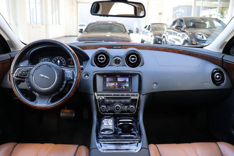 2016 Jaguar XJ R-Sport