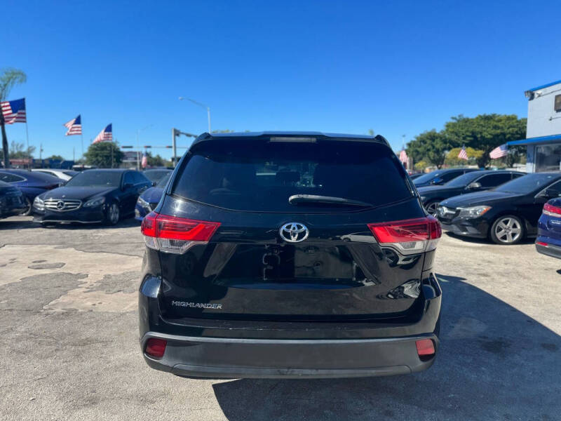 2017 Toyota Highlander LE photo 6