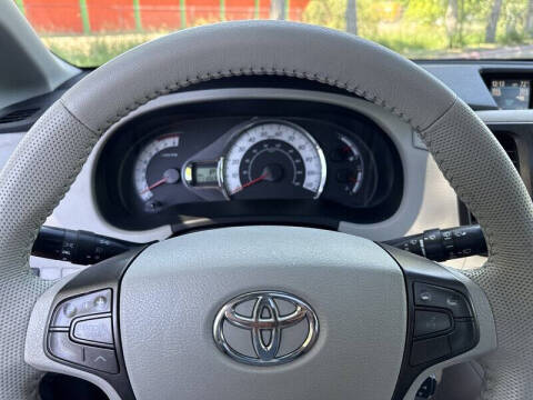 2011 Toyota Sienna SE 8-Passenger