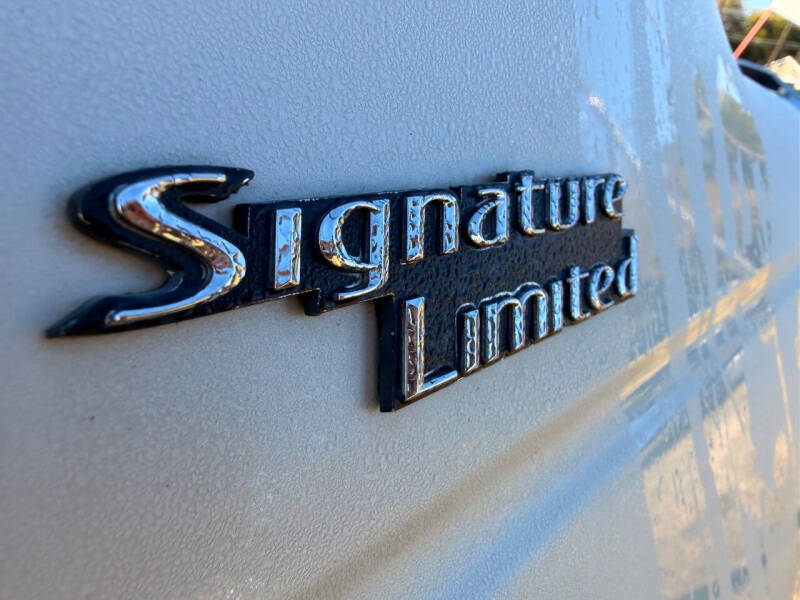 2005 Lincoln Town Car Signature Limited