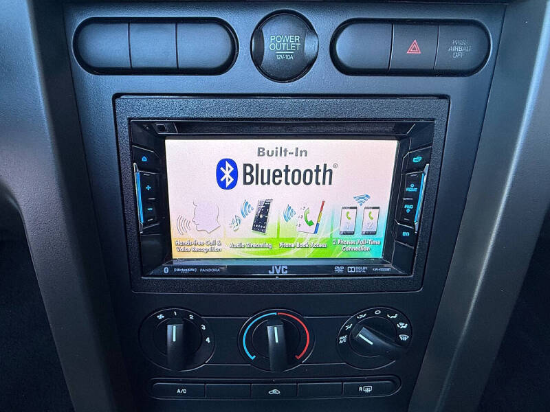 2006 Ford Mustang V6 Deluxe