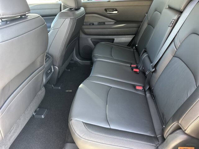 2025 Nissan Pathfinder SL