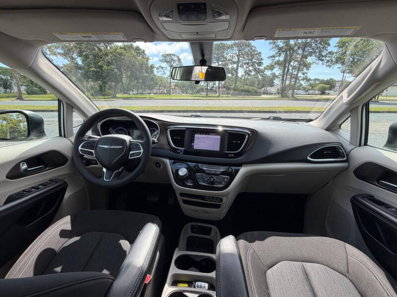 2022 Chrysler Voyager LX