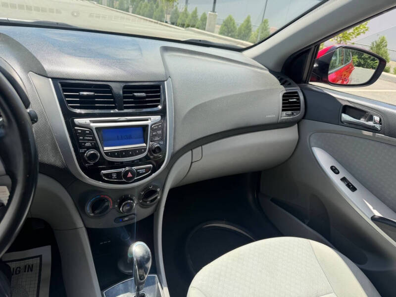 2013 Hyundai Accent SE