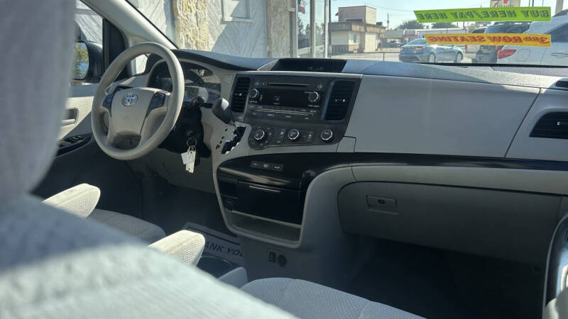 2012 Toyota Sienna LE 8-Passenger