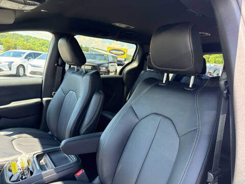 2027 Chrysler Pacifica Select