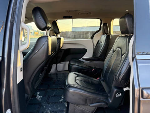 2017 Chrysler Pacifica Touring-L