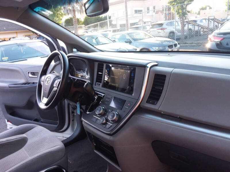 2015 Toyota Sienna LE 8-Passenger