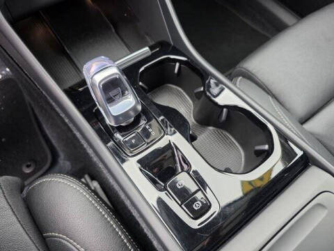 2024 Volvo XC40 B5 Plus Dark Theme