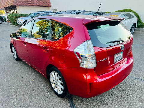 2013 Toyota Prius v Five