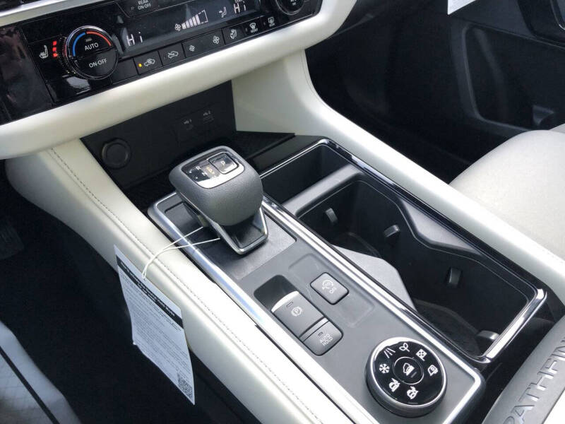 2025 Nissan Pathfinder SV