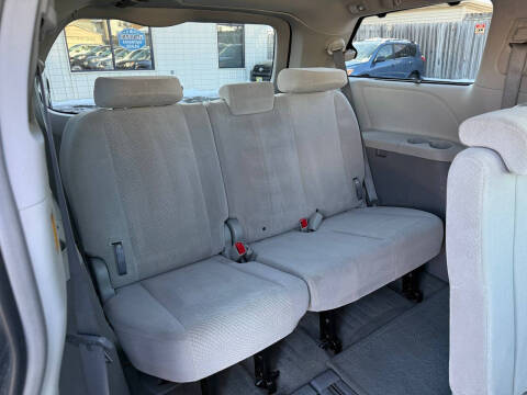 2012 Toyota Sienna LE 8-Passenger