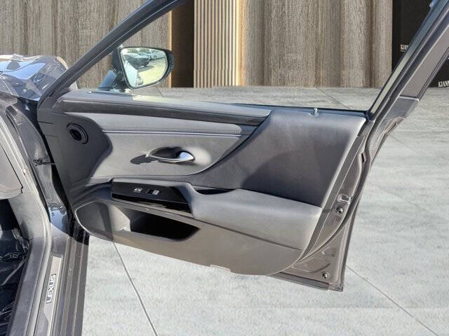 2025 Lexus ES 300h F SPORT Design